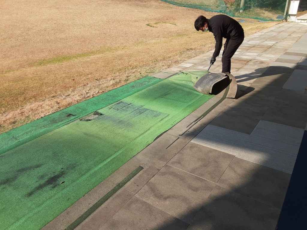 １階打席前人工芝貼替工事