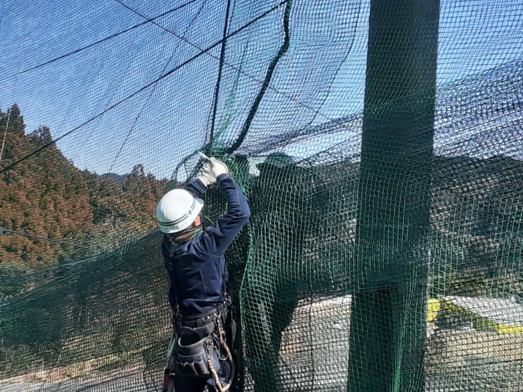 右サイドネット一部上張り工事