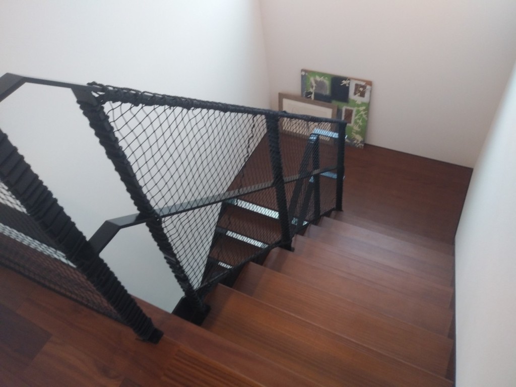階段落下防止ネット設置工事