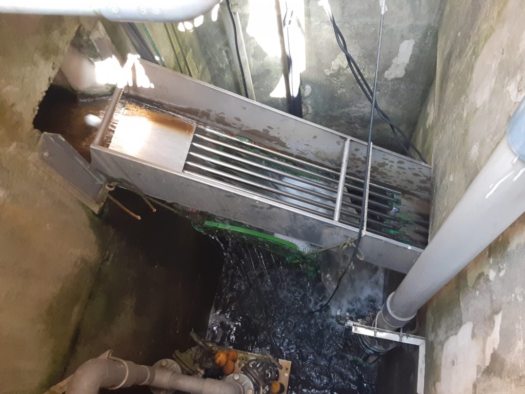 ごみ受けシュート設置工事