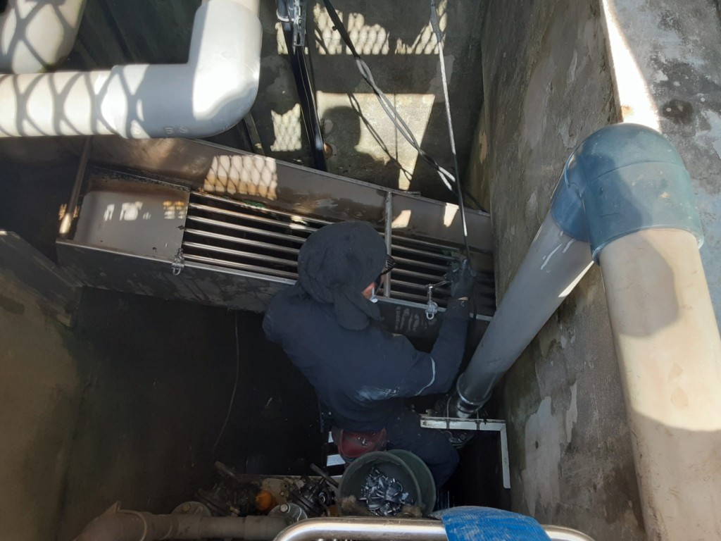 ごみ受けシュート設置工事