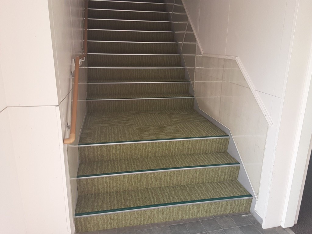 タイルカーペット貼替工事