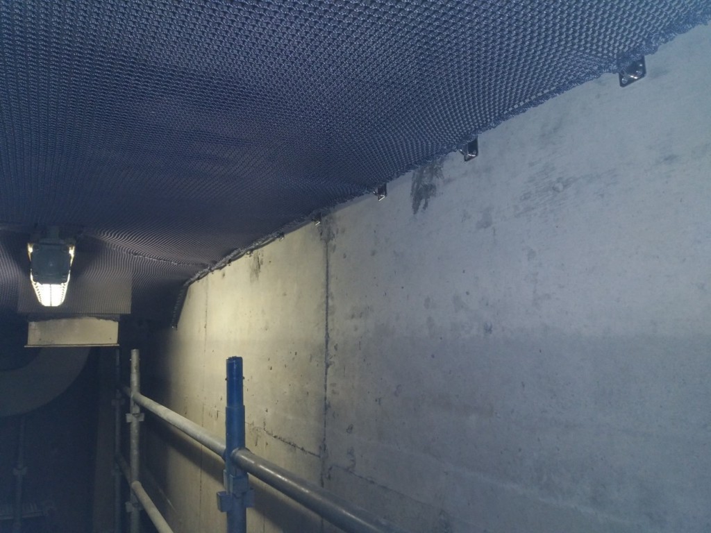 天井剥落防止ネット設置工事