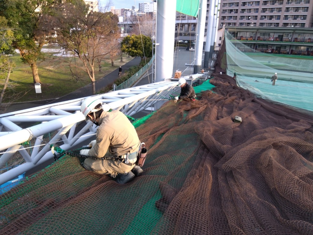 正面及び右サイドネット張替工事