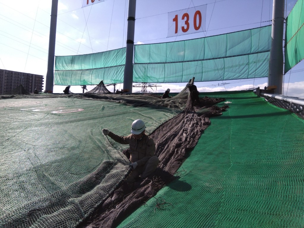 正面及び右サイドネット張替工事