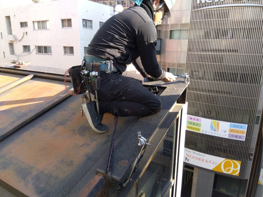 外壁剥落防止ネット設置工事