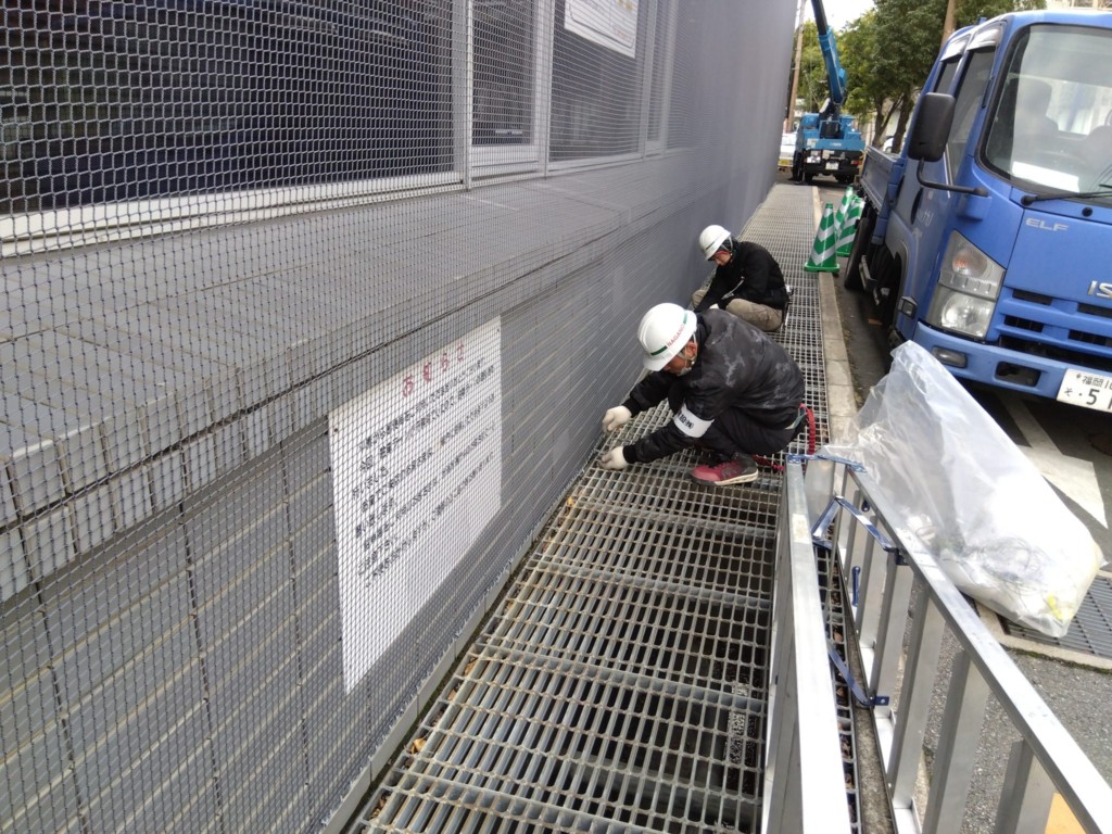 外壁剥落防止ネット設置工事