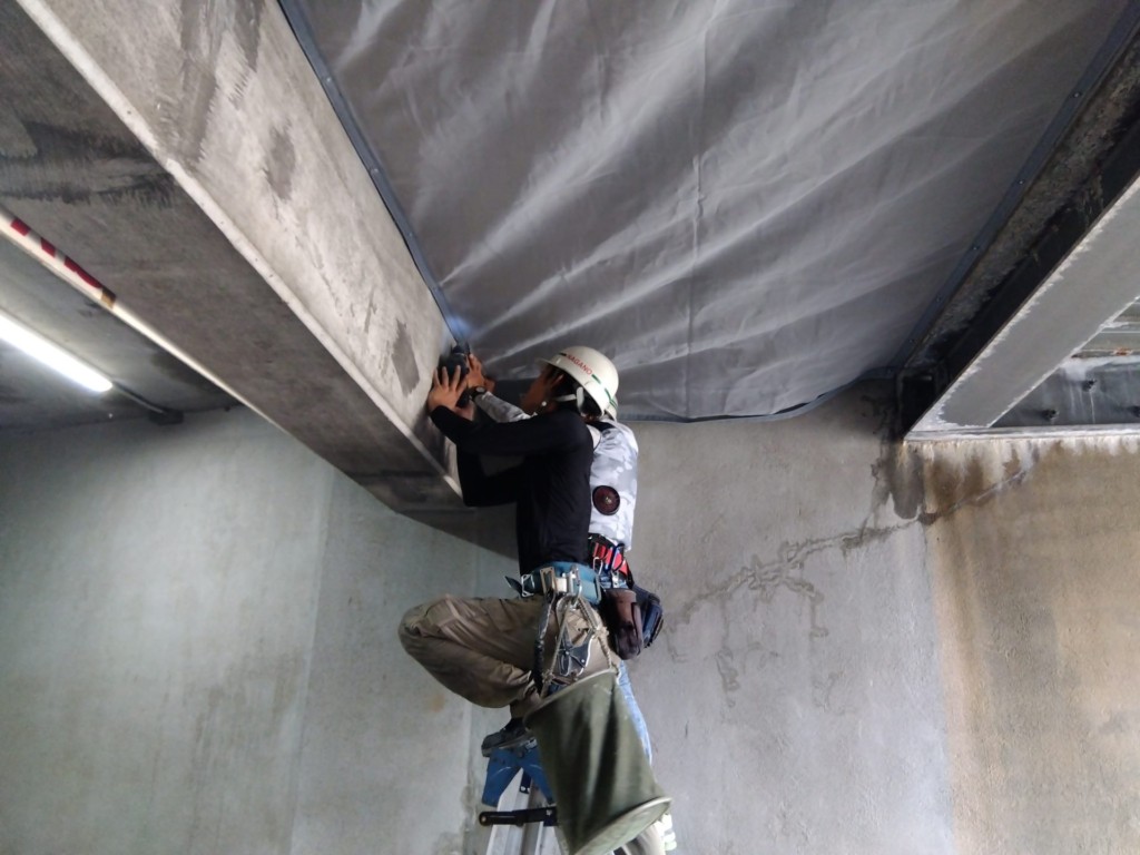 コンクリート剝落防止ネット設置工事