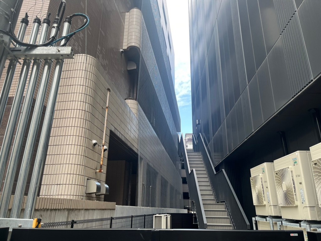 外壁剥落防止ネット設置工事