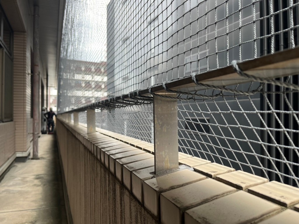 外壁剥落防止ネット設置工事